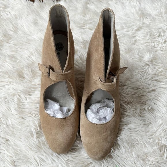 New Eric Michaels Tan Suede Cali Ankle Strap Pump Sz 36 US 6 - Picture 3 of 9